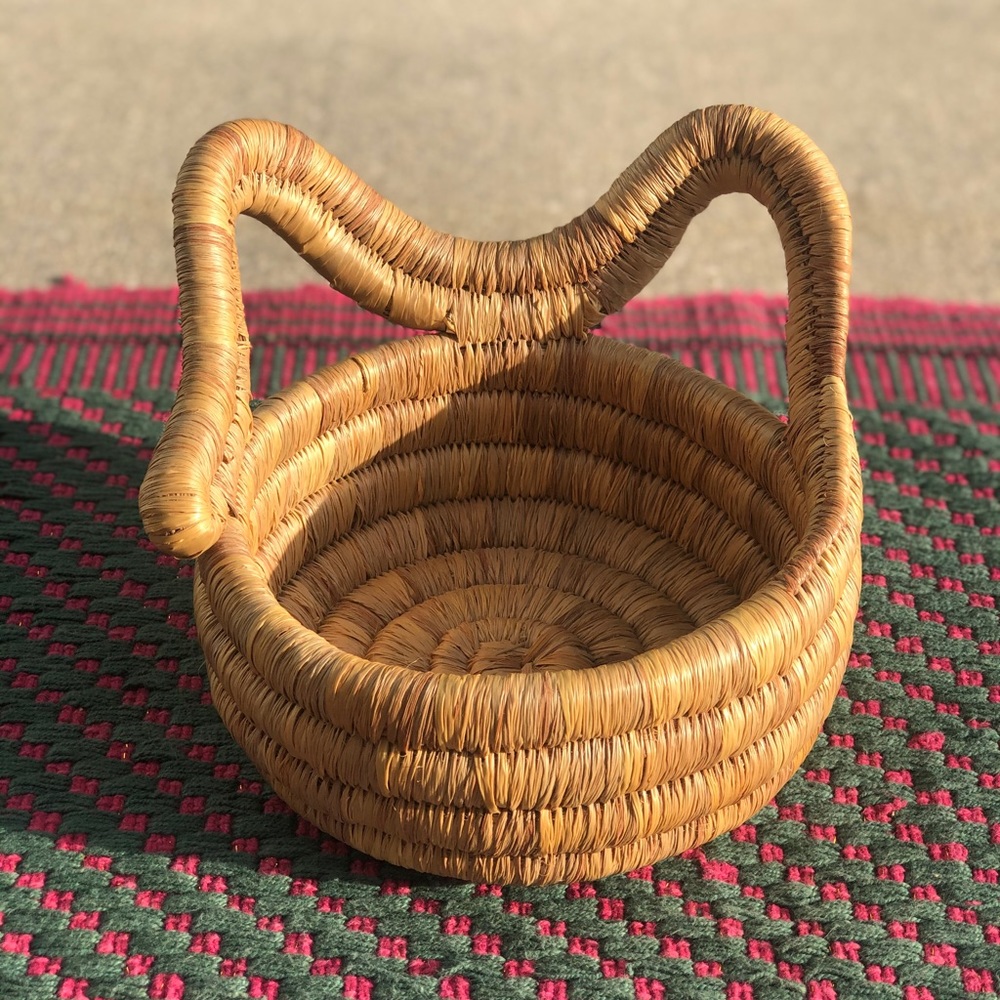 Straw wavy basket